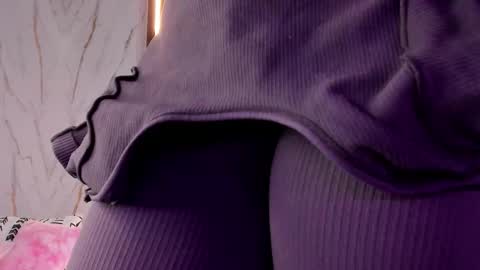 Snapshot of valloletsamar chatting on 11-08-25, 11:43 Vallolet Peach online show from 11-08-25, 11:43