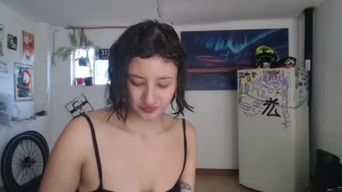 Snapshot of vandalovee chatting on 01-12-25, 07:21 Babi Alu online show from 01-12-25, 07:21