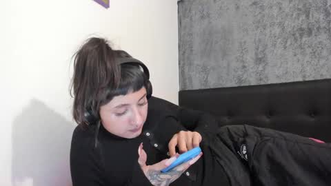 Snapshot of vandalovee chatting on 03-04-25, 07:41 Babi Alu online show from 03-04-25, 07:41