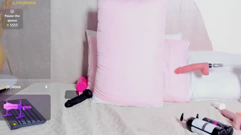 Snapshot of vane_lips chatting on 10-29-25, 10:55 V A N E online show from 10-29-25, 10:55