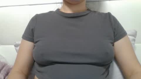 Snapshot of vanesajewel chatting on 10-28-25, 05:37 VanesaJewel online show from 10-28-25, 05:37