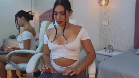 Snapshot of vanessa_rain_ chatting on 10-24-25, 07:43 Vanessa  online show from 10-24-25, 07:43