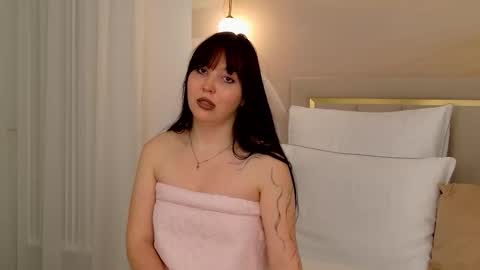 Snapshot of vanessafields chatting on 10-21-25, 03:46 Vanessa online show from 10-21-25, 03:46