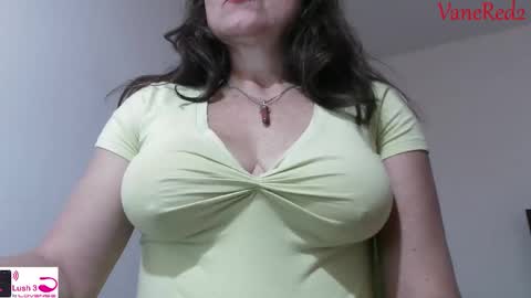 Snapshot of vanessared2 chatting on 02-11-25, 10:59 Vanesared2 online show from 02-11-25, 10:59