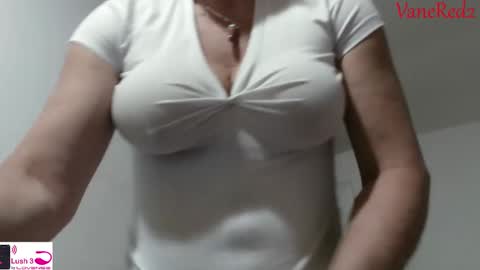 Snapshot of vanessared2 chatting on 02-19-25, 11:36 Vanesared2 online show from 02-19-25, 11:36