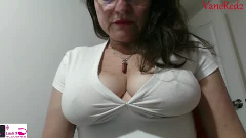 Snapshot of vanessared2 chatting on 02-20-25, 10:48 Vanesared2 online show from 02-20-25, 10:48