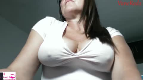 Snapshot of vanessared2 chatting on 10-06-25, 01:36 Vanesared2 online show from 10-06-25, 01:36