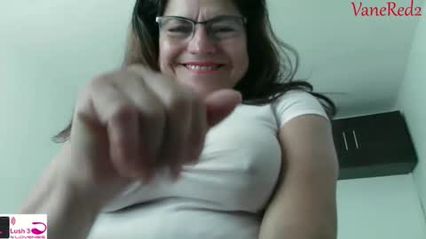 Snapshot of vanessared2 chatting on 10-16-25, 01:45 Vanesared2 online show from 10-16-25, 01:45