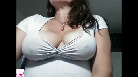 Snapshot of vanessared2 chatting on 11-06-25, 01:50 Vanesared2 online show from 11-06-25, 01:50