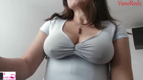 Snapshot of vanessared2 chatting on 11-19-25, 01:00 Vanesared2 online show from 11-19-25, 01:00