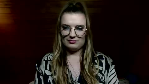 Snapshot of vanessaseduce chatting on 12-19-25, 09:33 Vanessa online show from 12-19-25, 09:33