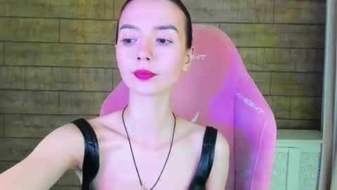 Snapshot of vanessavienne chatting on 06-13-26, 05:11 VanessaVienne online show from 06-13-26, 05:11