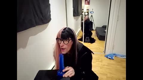 Snapshot of vanesslut_crossdress chatting on 12-15-25, 04:28 Vanessa online show from 12-15-25, 04:28