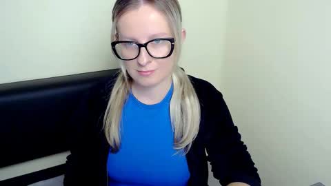 Mia online show from 09-12-25, 06:24