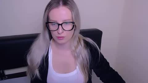 Mia online show from 09-19-25, 06:37