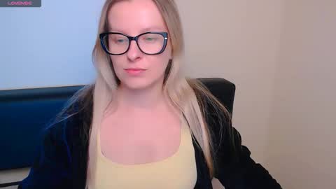 Mia online show from 10-13-25, 06:35