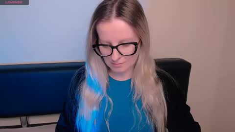 Snapshot of vanillaex_ chatting on 10-30-25, 08:05 Mia online show from 10-30-25, 08:05