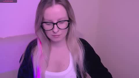 Snapshot of vanillaex_ chatting on 11-10-25, 08:02 Mia online show from 11-10-25, 08:02