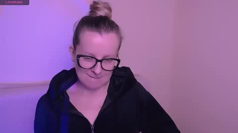 Snapshot of vanillaex_ chatting on 11-12-25, 08:04 Mia online show from 11-12-25, 08:04