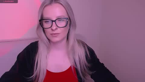 Snapshot of vanillaex_ chatting on 11-15-25, 08:00 Mia online show from 11-15-25, 08:00