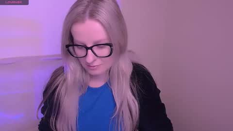 Snapshot of vanillaex_ chatting on 11-19-25, 07:52 Mia online show from 11-19-25, 07:52