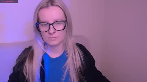 Snapshot of vanillaex_ chatting on 11-20-25, 09:20 Mia online show from 11-20-25, 09:20