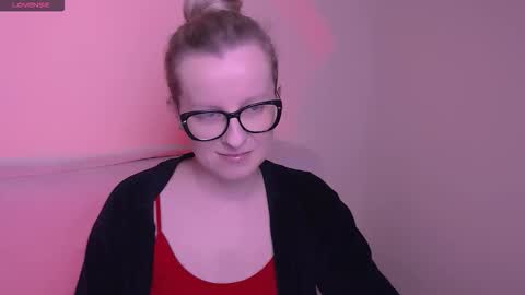 Snapshot of vanillaex_ chatting on 11-21-25, 06:45 Mia online show from 11-21-25, 06:45