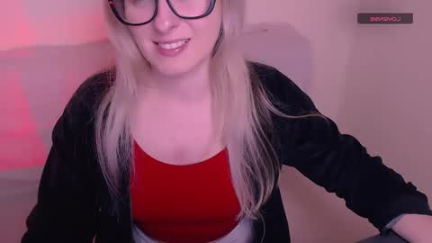 Snapshot of vanillaex_ chatting on 12-03-25, 08:00 Mia online show from 12-03-25, 08:00