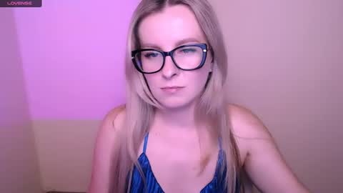 Snapshot of vanillaex_ chatting on 06-11-26, 04:38 Mia online show from 06-11-26, 04:38