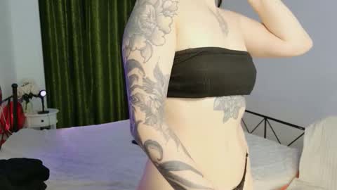 Snapshot of vaolietkat chatting on 05-29-26, 06:00 vaolietkat online show from 05-29-26, 06:00