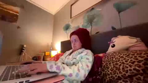 Snapshot of vaua089 chatting on 10-12-25, 12:42 vaua089 online show from 10-12-25, 12:42