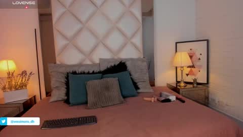 Vee Simons online show from 01-05-25, 07:49