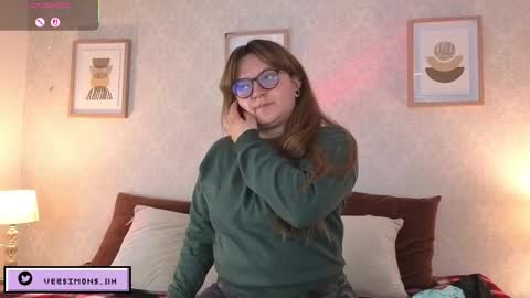 Vee Simons online show from 12-20-25, 07:32