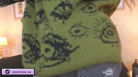 Vee Simons online show from 04-04-26, 07:22