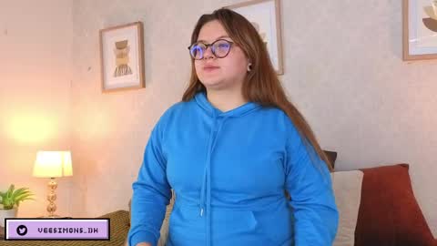 Vee Simons online show from 04-28-26, 07:52