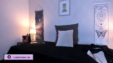 Vee Simons online show from 07-28-26, 07:50