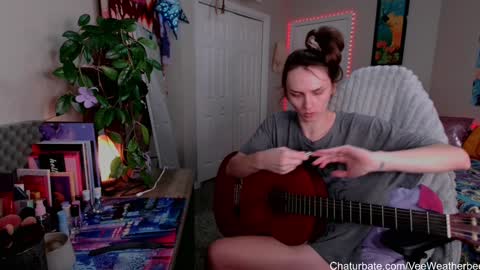 Snapshot of veeweatherbee chatting on 01-28-25, 01:39 Violet Weatherbee online show from 01-28-25, 01:39