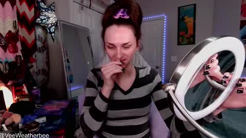 Violet Weatherbee online show from 12-21-25, 04:41