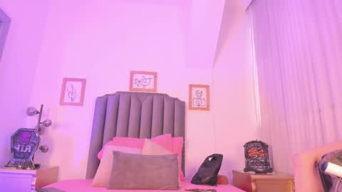 Snapshot of vega__16 chatting on 10-31-25, 11:44 online show from 10-31-25, 11:44