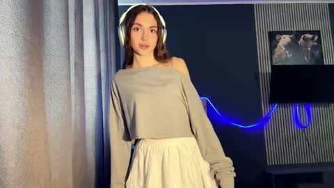 Snapshot of veluxe chatting on 03-16-26, 11:14 Nia online show from 03-16-26, 11:14