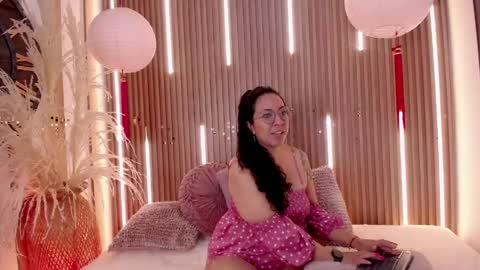 Snapshot of velvet_curly chatting on 04-18-26, 12:31 Emma Curly online show from 04-18-26, 12:31