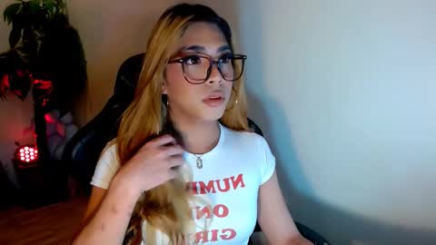 Snapshot of velvet_delux69 chatting on 11-04-25, 12:15 velvet_delux69 online show from 11-04-25, 12:15