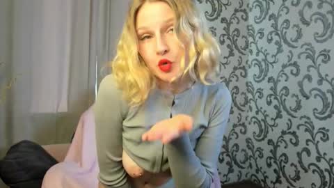 velvet_peach_ online show from 10-05-25, 11:30