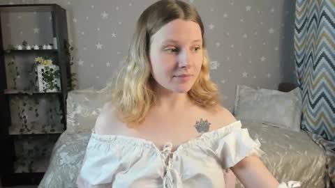 velvet_peach_ online show from 12-20-25, 11:50