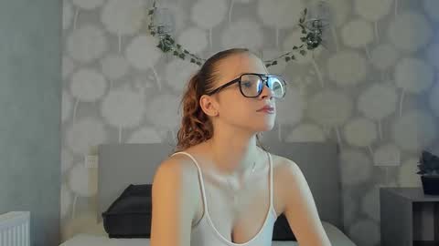 Snapshot of velvetrisque chatting on 11-19-25, 07:30 Kelly online show from 11-19-25, 07:30