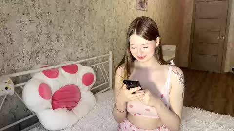 Snapshot of velvetsine chatting on 11-17-25, 08:31 Emily online show from 11-17-25, 08:31