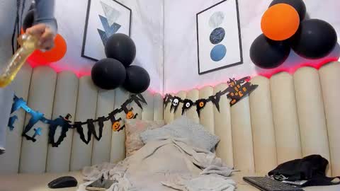 Snapshot of venus__miller chatting on 10-25-25, 12:13 venus__miller online show from 10-25-25, 12:13