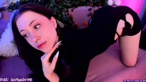 Snapshot of vergill_hella chatting on 02-19-25, 06:33 Sonya online show from 02-19-25, 06:33