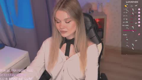 Snapshot of veronaaura chatting on 09-22-25, 05:15 Tiffany online show from 09-22-25, 05:15