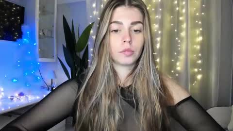 Snapshot of veronarolls chatting on 12-29-24, 11:29 Lolitalolz online show from 12-29-24, 11:29